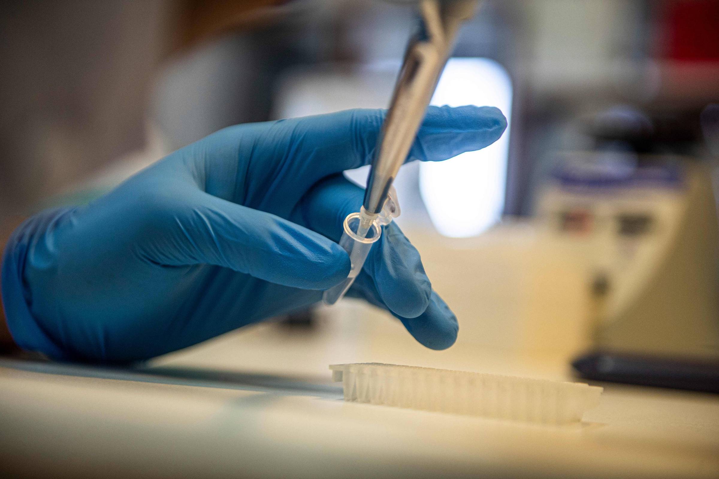É falso que vacina contra Covid-19 cause danos irreversíveis ao DNA